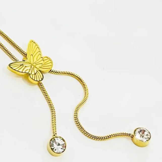 ゴールドアクセサリー 三連蝶モチーフ縦型華やかネックレス