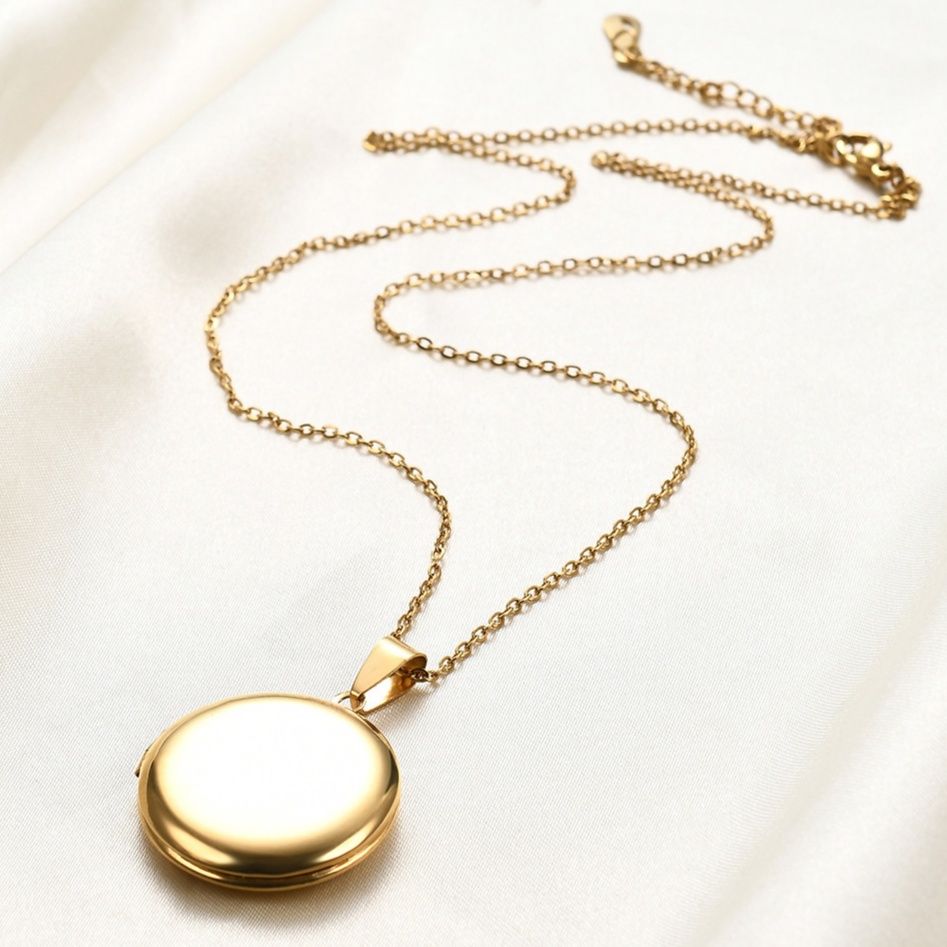 ゴールドアクセサリー 丸型ロケットペンダント付き華奢チェーンネックレス