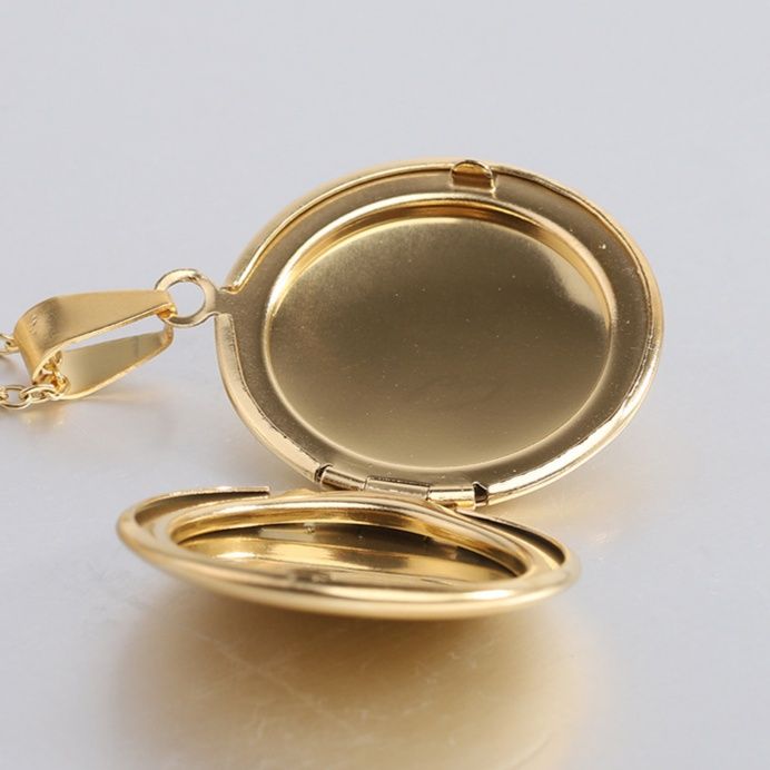 ゴールドアクセサリー 丸型ロケットペンダント付き華奢チェーンネックレス