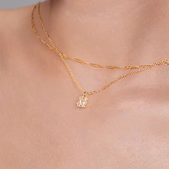 ゴールドアクセサリー 華奢な二連チェーンと一粒石の重ね付けネックレス
