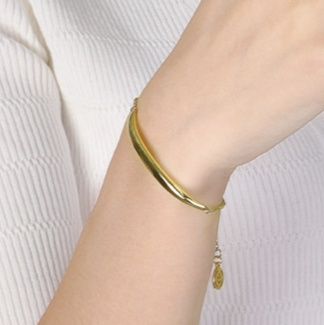 ゴールドアクセサリー 曲線美が輝く華奢バングル繊細チェーン付き