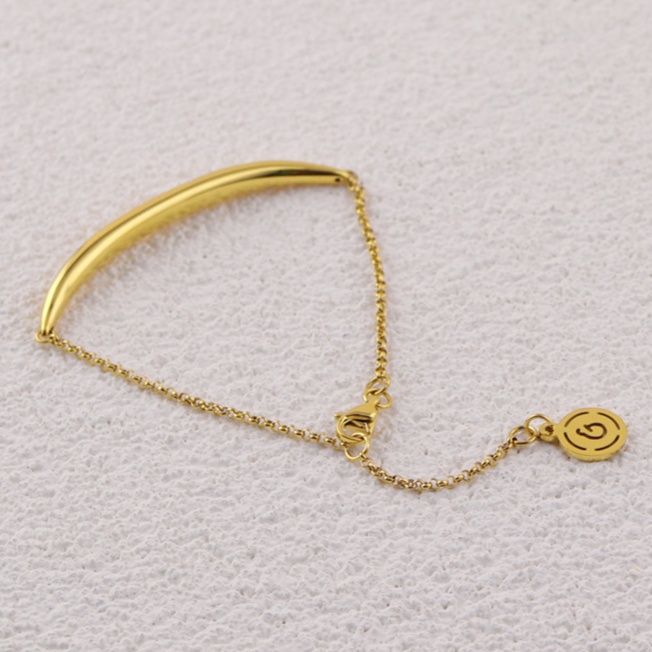 ゴールドアクセサリー 曲線美が輝く華奢バングル繊細チェーン付き