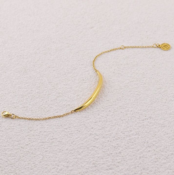 ゴールドアクセサリー 曲線美が輝く華奢バングル繊細チェーン付き