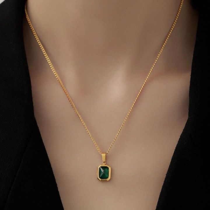 ゴールドアクセサリー エメラルドグリーン天然石の長方形ペンダントネックレス