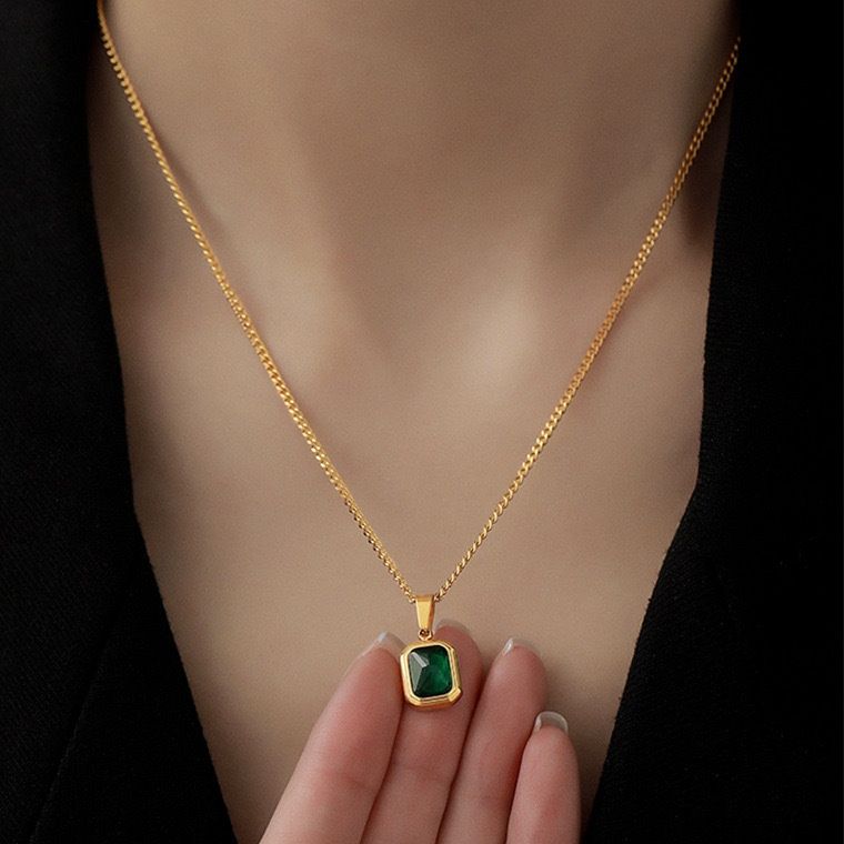 ゴールドアクセサリー エメラルドグリーン天然石の長方形ペンダントネックレス