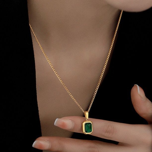 ゴールドアクセサリー エメラルドグリーン天然石の長方形ペンダントネックレス