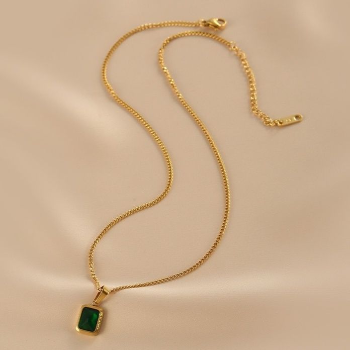 ゴールドアクセサリー エメラルドグリーン天然石の長方形ペンダントネックレス