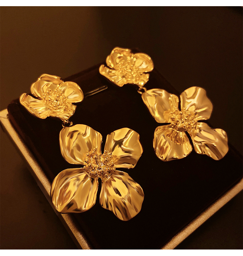 ゴールドアクセサリー 花びら重ねドロップピアス