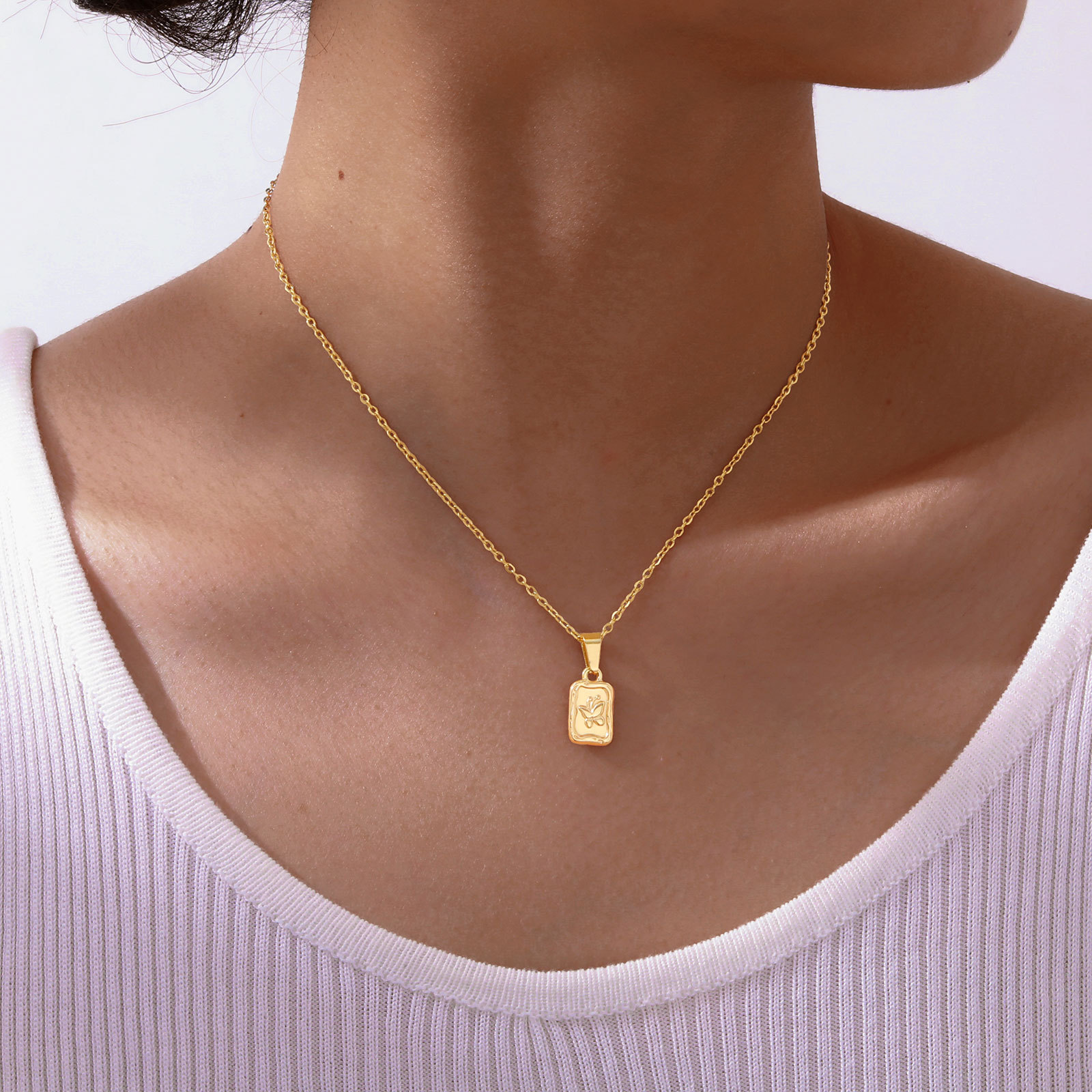 ゴールドアクセサリー 蝶々モチーフ四角プレートペンダント