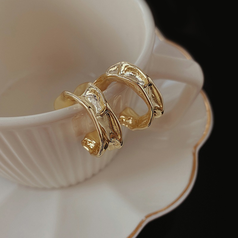 ゴールドアクセサリー 立体模様フープピアス