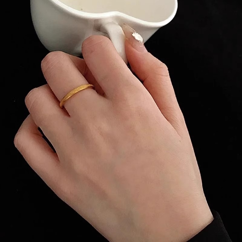 ゴールドアクセサリー 輝く粒子装飾の細身上品指輪