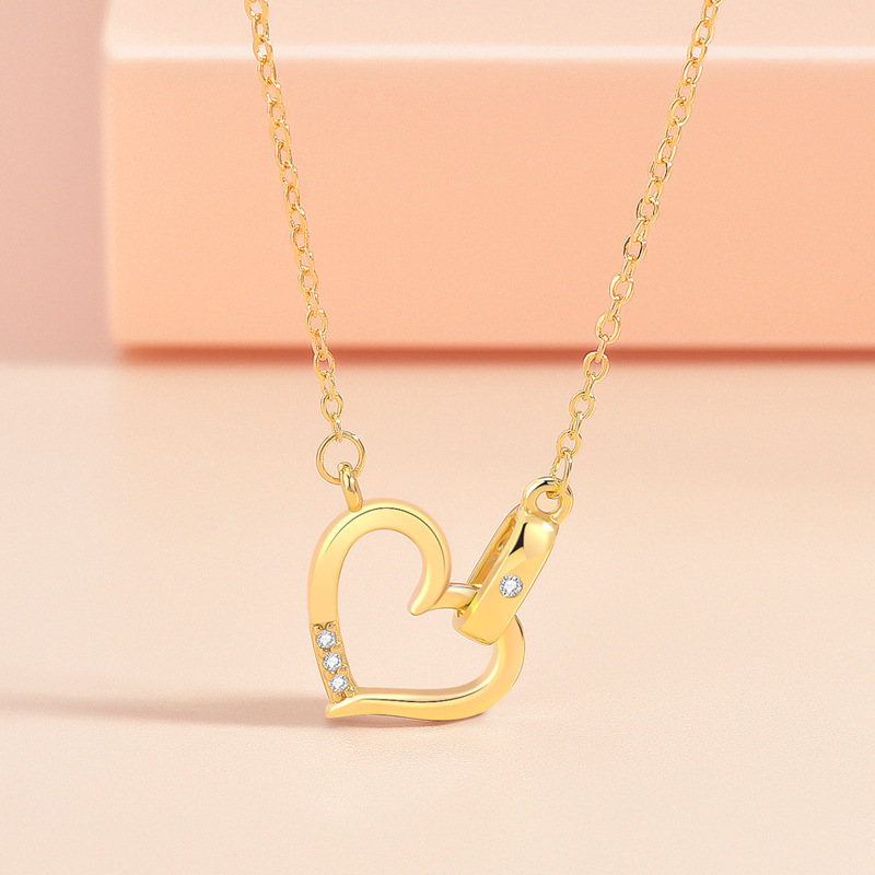 ゴールドアクセサリー 愛の矢が貫くハートモチーフ華奢ネックレス