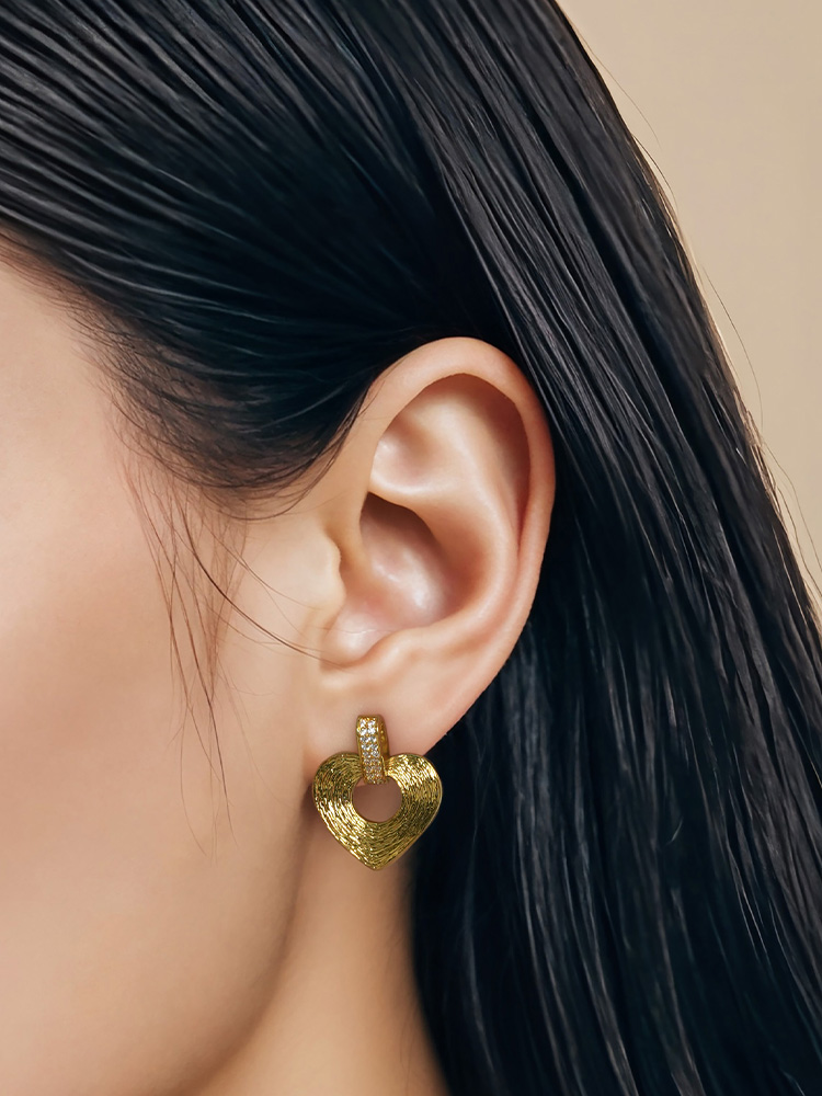 ゴールドアクセサリー 煌めきハートのドロップピアス