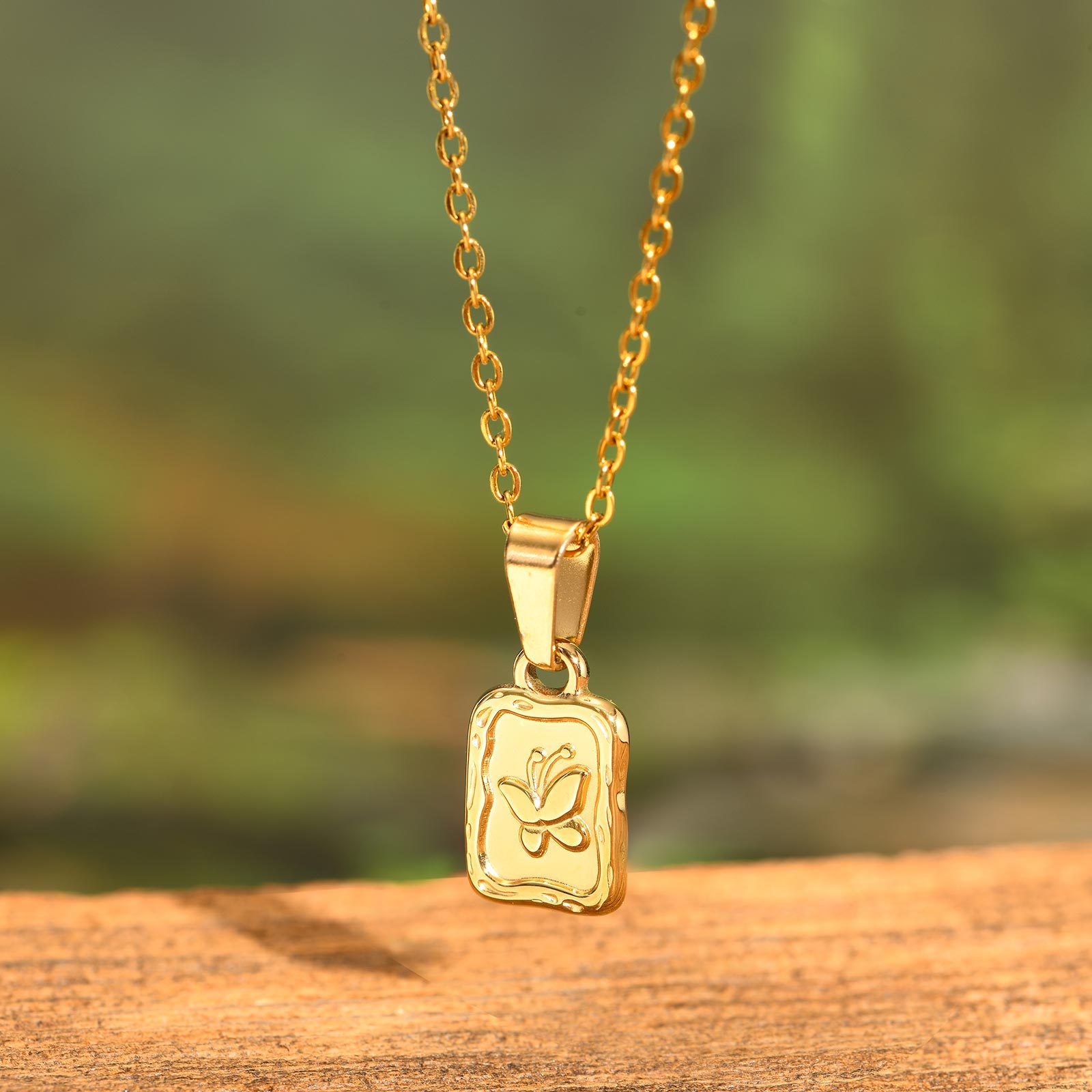 ゴールドアクセサリー 蝶々モチーフ四角プレートペンダント
