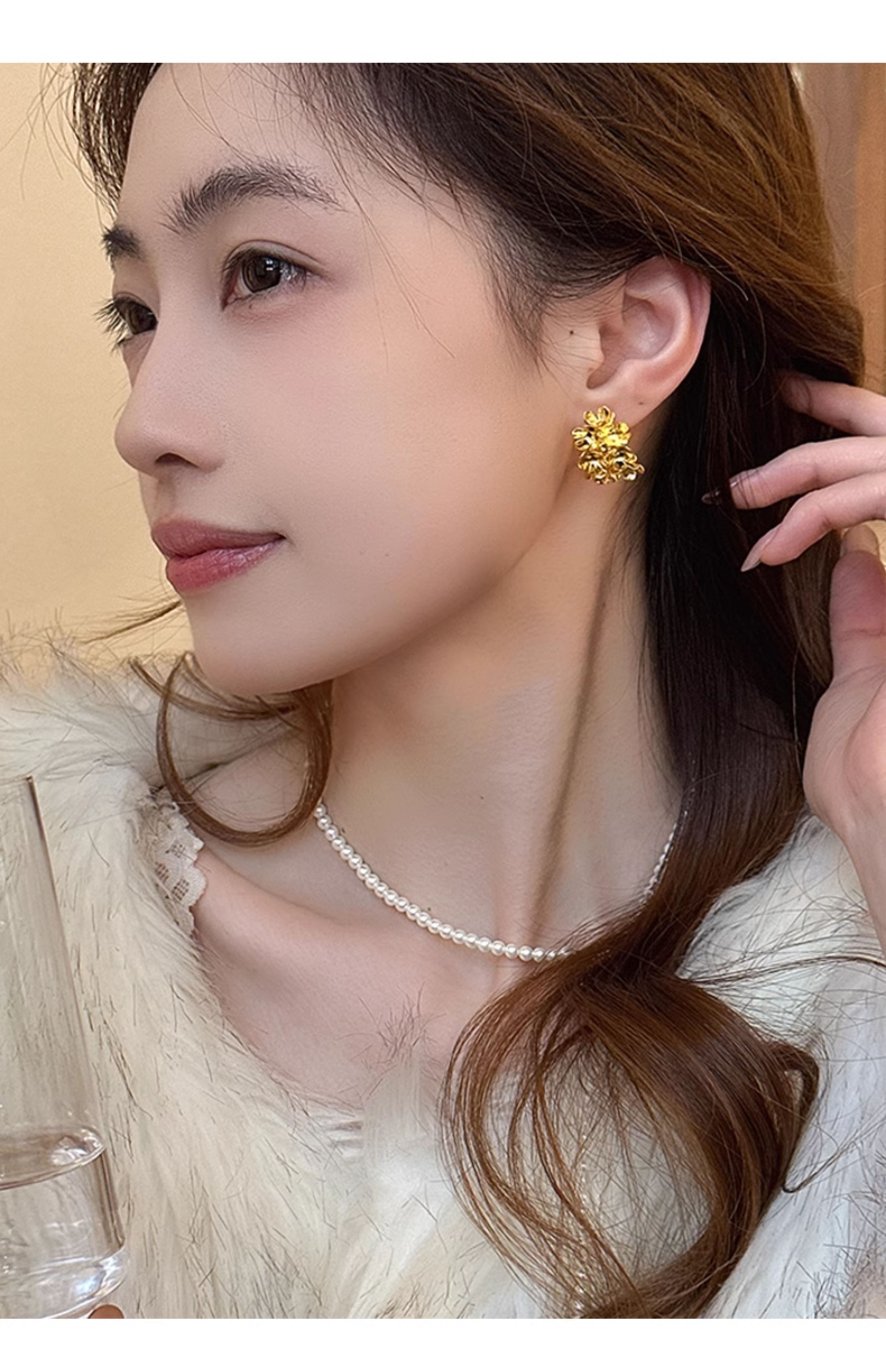 ゴールドアクセサリー 花束の輝き 立体感ある小花ピアス