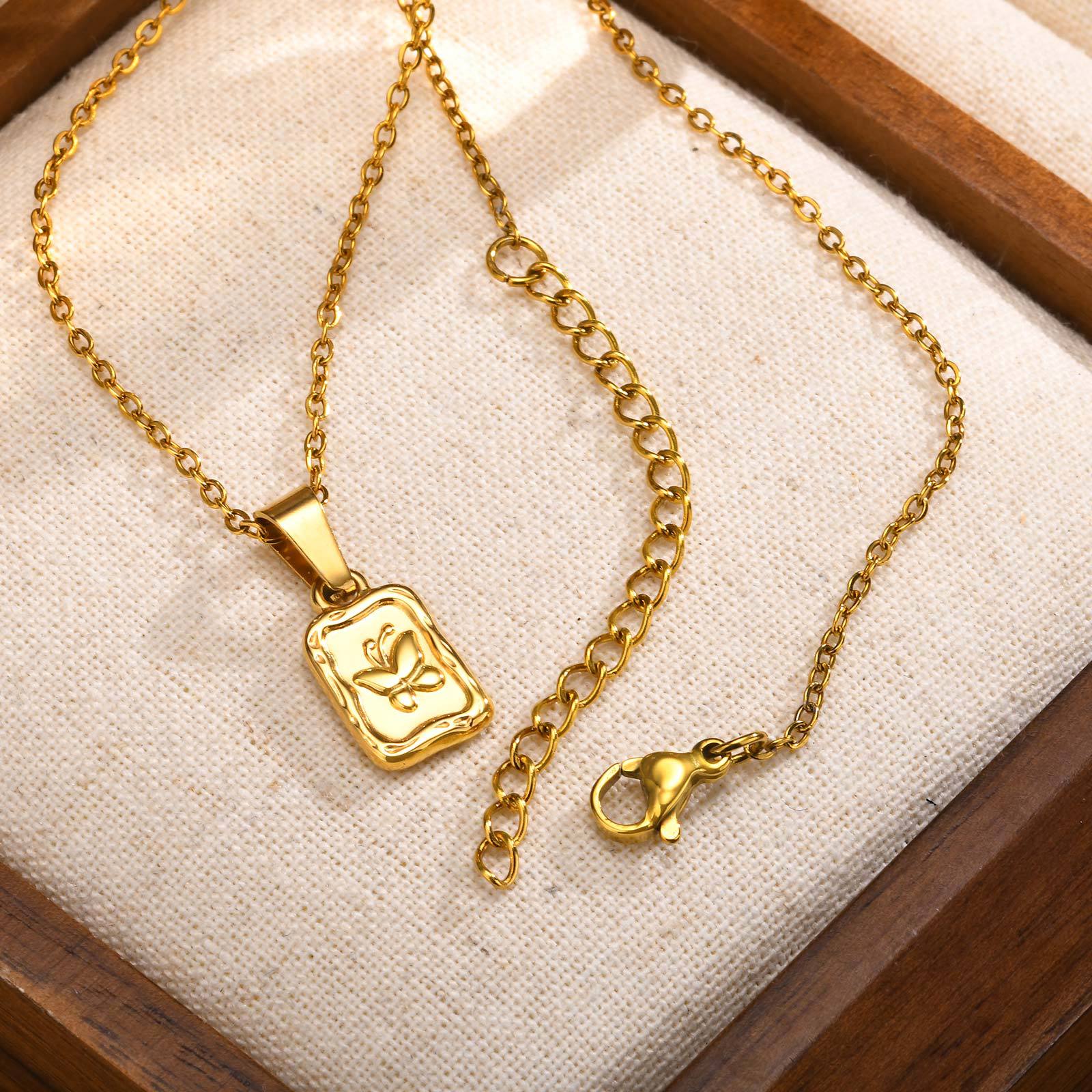 ゴールドアクセサリー 蝶々モチーフ四角プレートペンダント