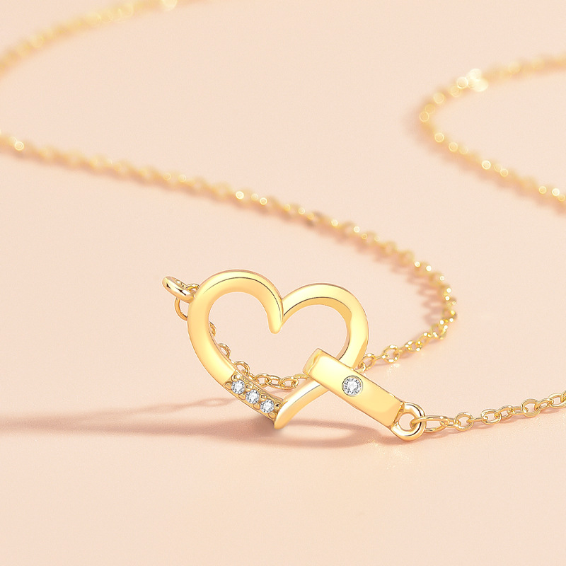 ゴールドアクセサリー 愛の矢が貫くハートモチーフ華奢ネックレス