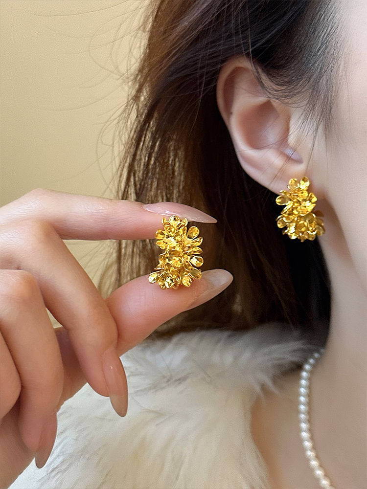 ゴールドアクセサリー 花束の輝き 立体感ある小花ピアス
