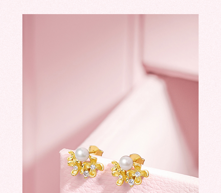 ゴールドアクセサリー 真珠と水晶の花飾りスタッドピアス