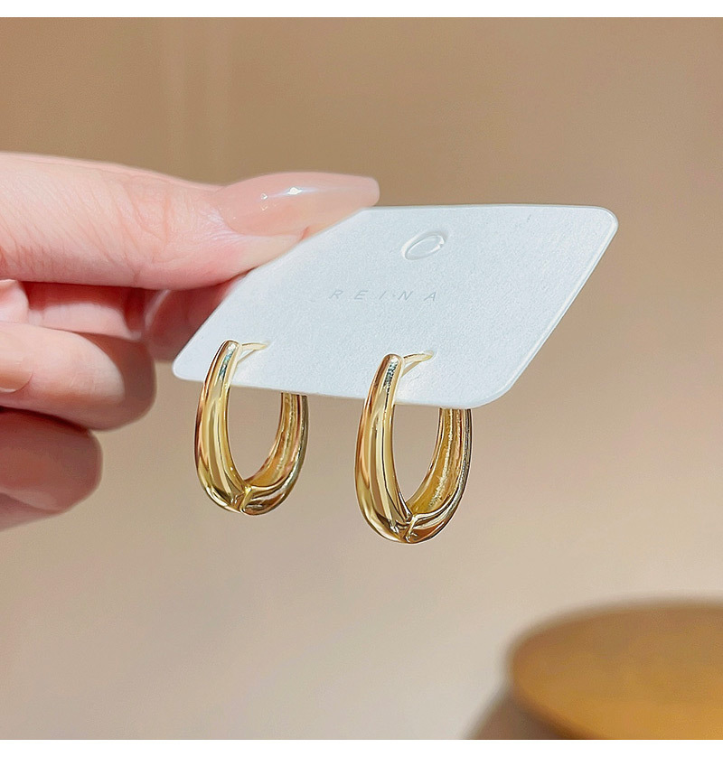 ゴールドアクセサリー 上品な楕円形フープピアス
