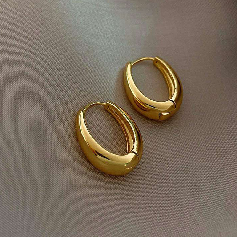 ゴールドアクセサリー 上品な楕円形フープピアス