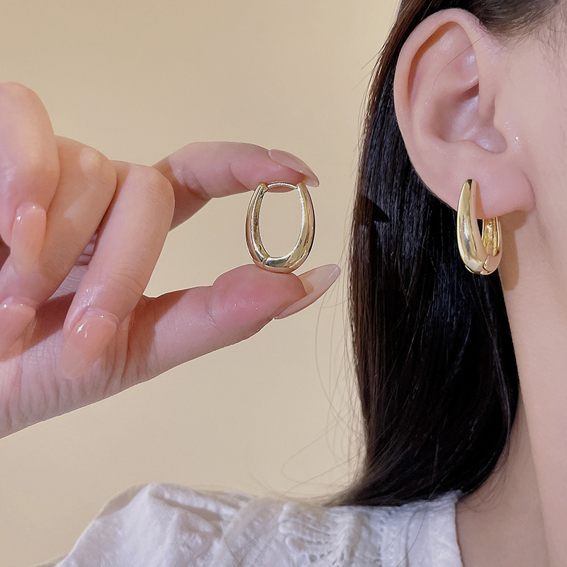 ゴールドアクセサリー 上品な楕円形フープピアス