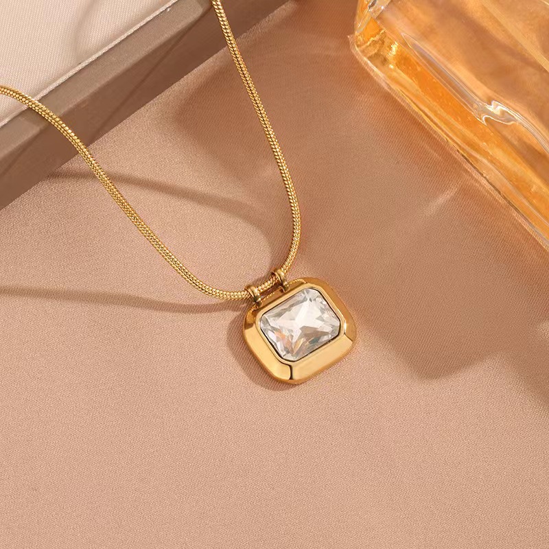 ゴールドアクセサリー レディース 宝石プレートネックレス