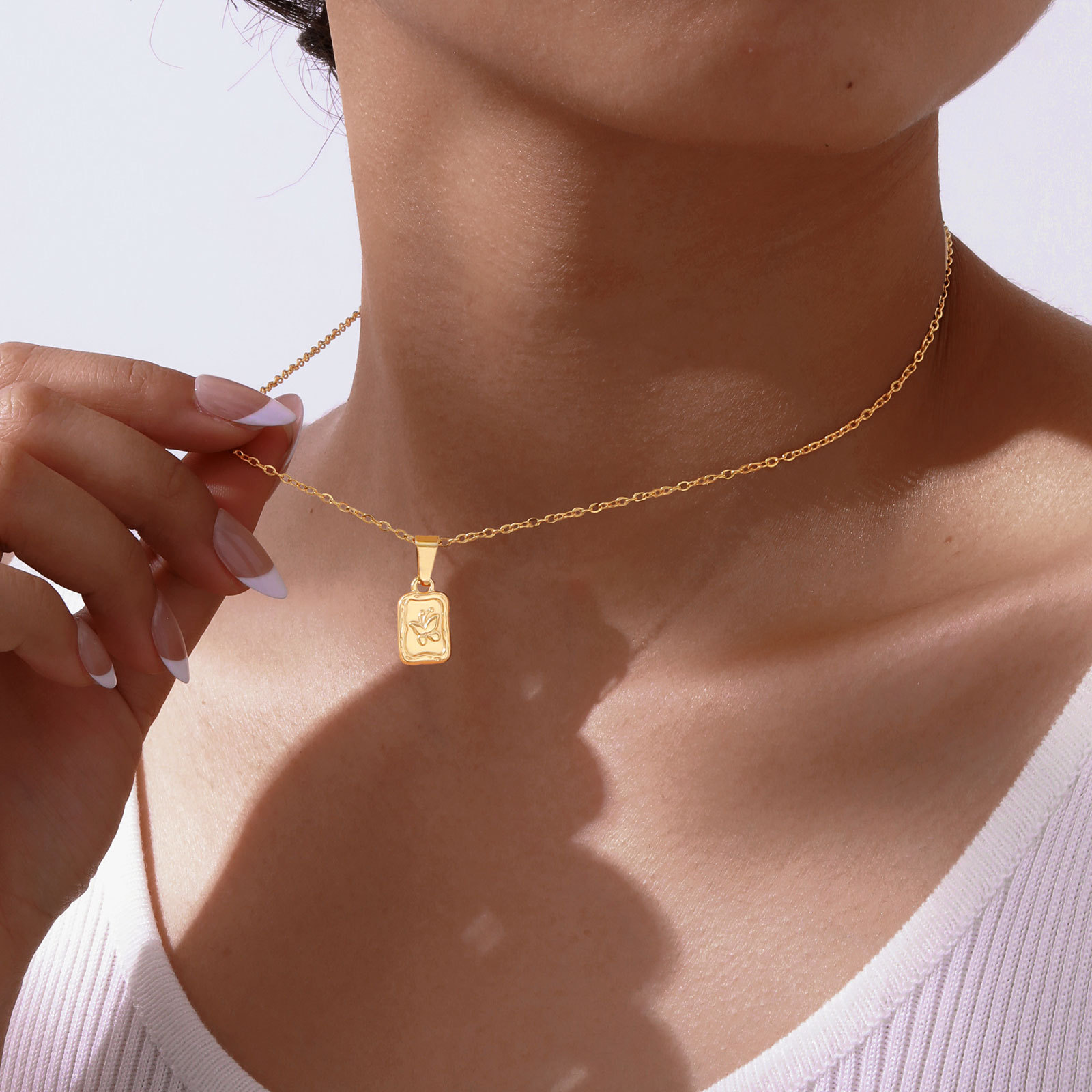 ゴールドアクセサリー 蝶々モチーフ四角プレートペンダント