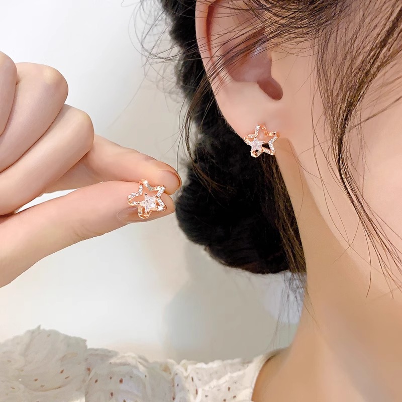 ゴールドアクセサリー 星の輝き 繊細ピアス