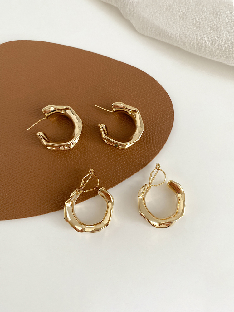 ゴールドアクセサリー ツイストチェーン風フープピアス