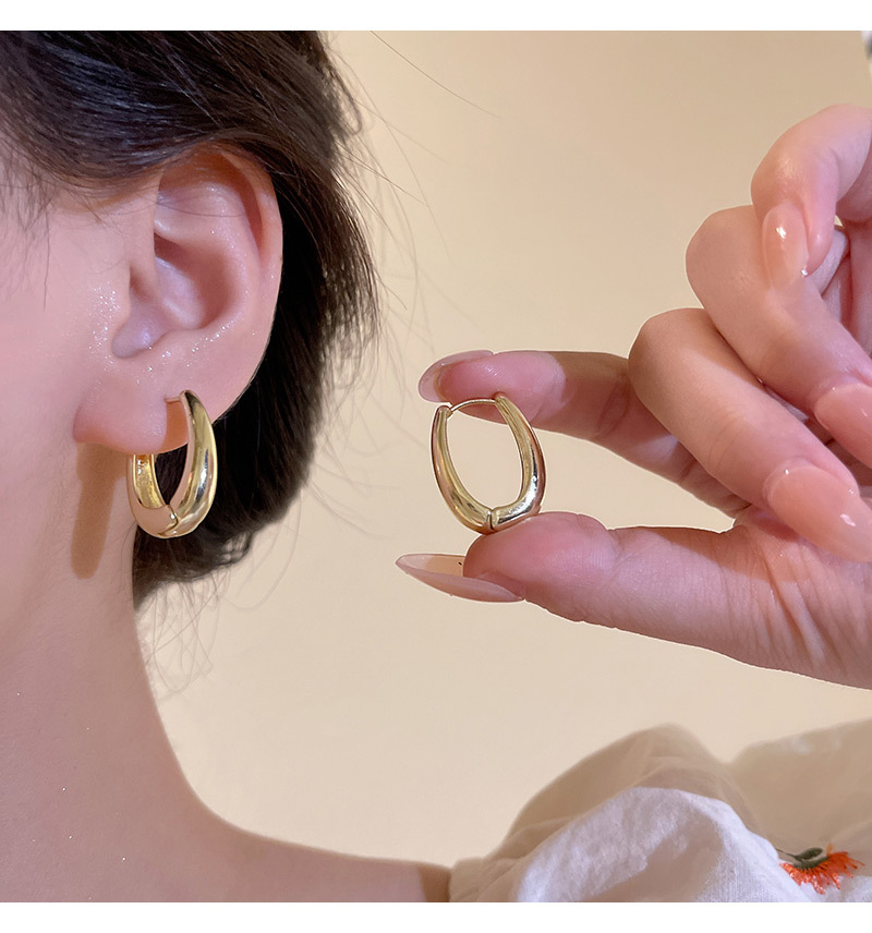 ゴールドアクセサリー 上品な楕円形フープピアス