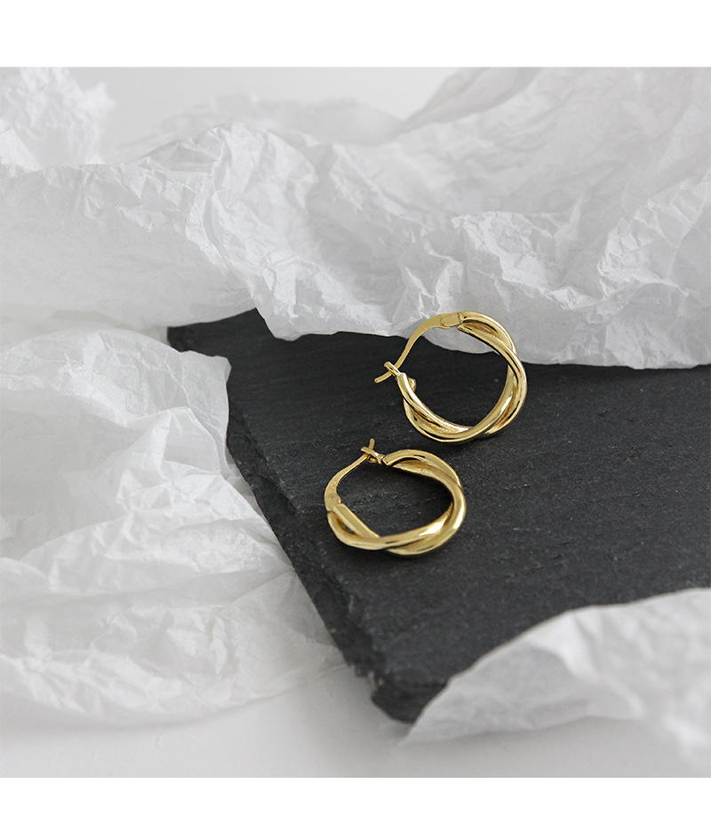 ゴールドアクセサリー ツイスト模様の小ぶりなフープピアス