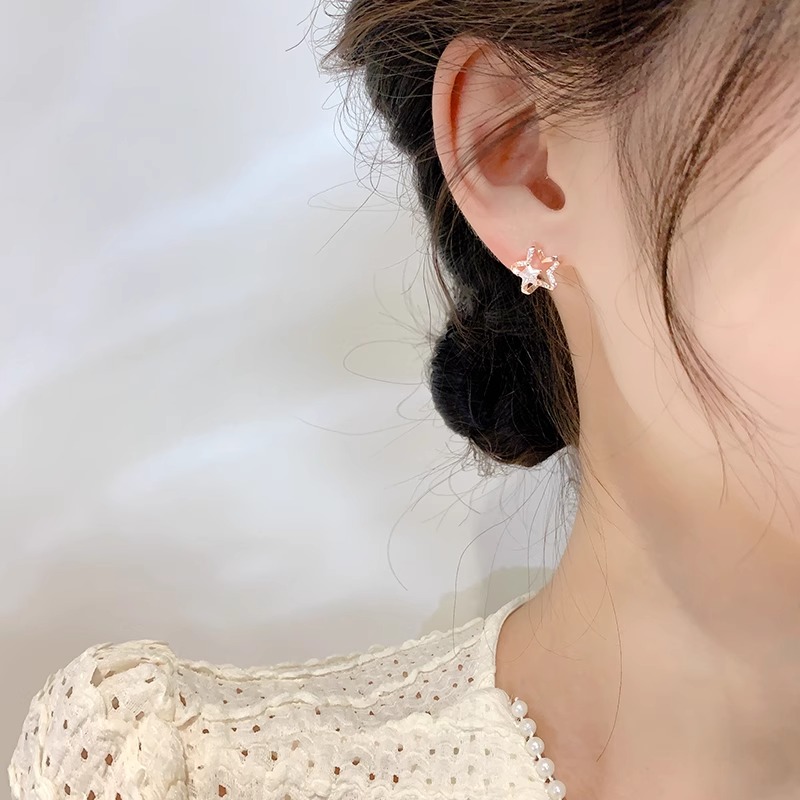 ゴールドアクセサリー 星の輝き 繊細ピアス