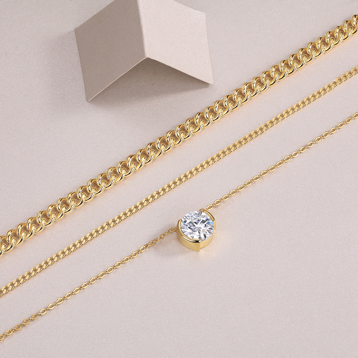 ゴールドアクセサリー 三連チェーン宝石煌く重ね着けネックレス