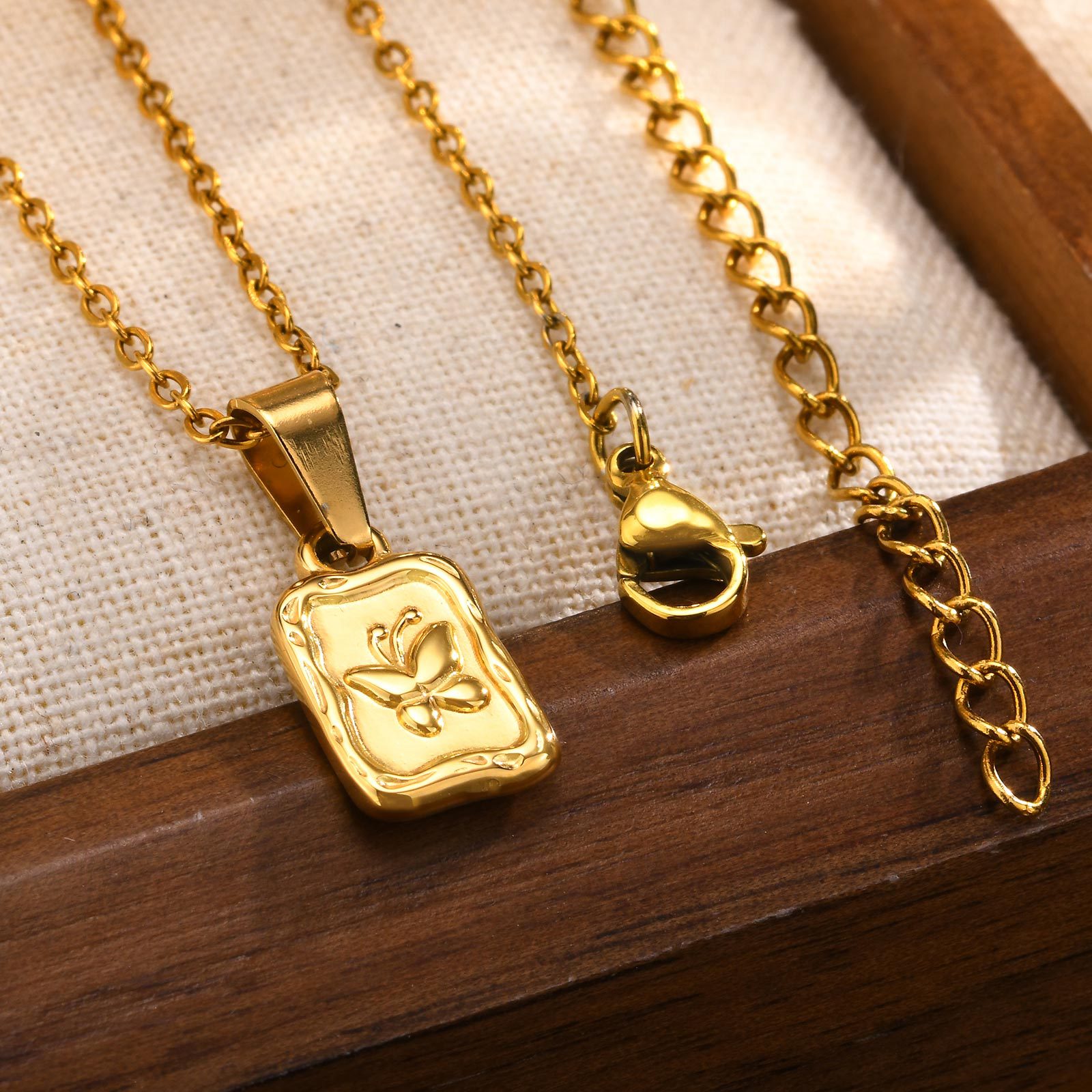 ゴールドアクセサリー 蝶々モチーフ四角プレートペンダント