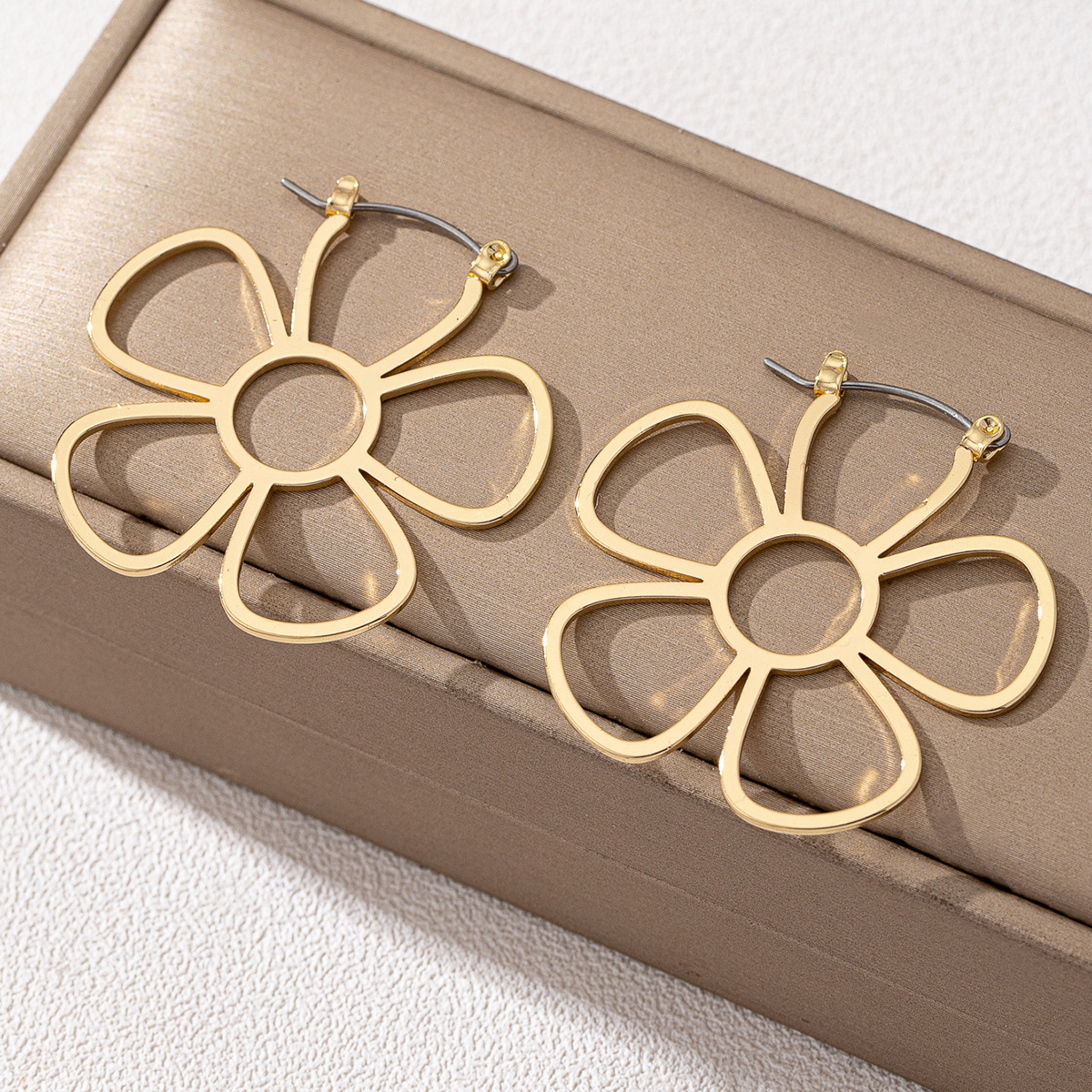 ゴールドアクセサリー 華やかフラワーモチーフフープピアス
