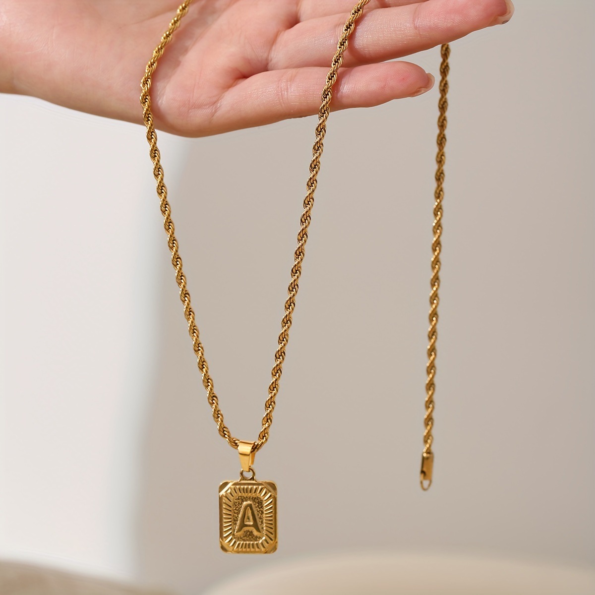 ゴールドアクセサリー ゴールドアクセサリー イニシャル彫刻プレートネックレス
