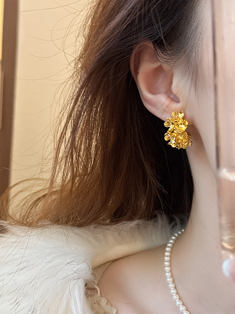 ゴールドアクセサリー 花束の輝き 立体感ある小花ピアス