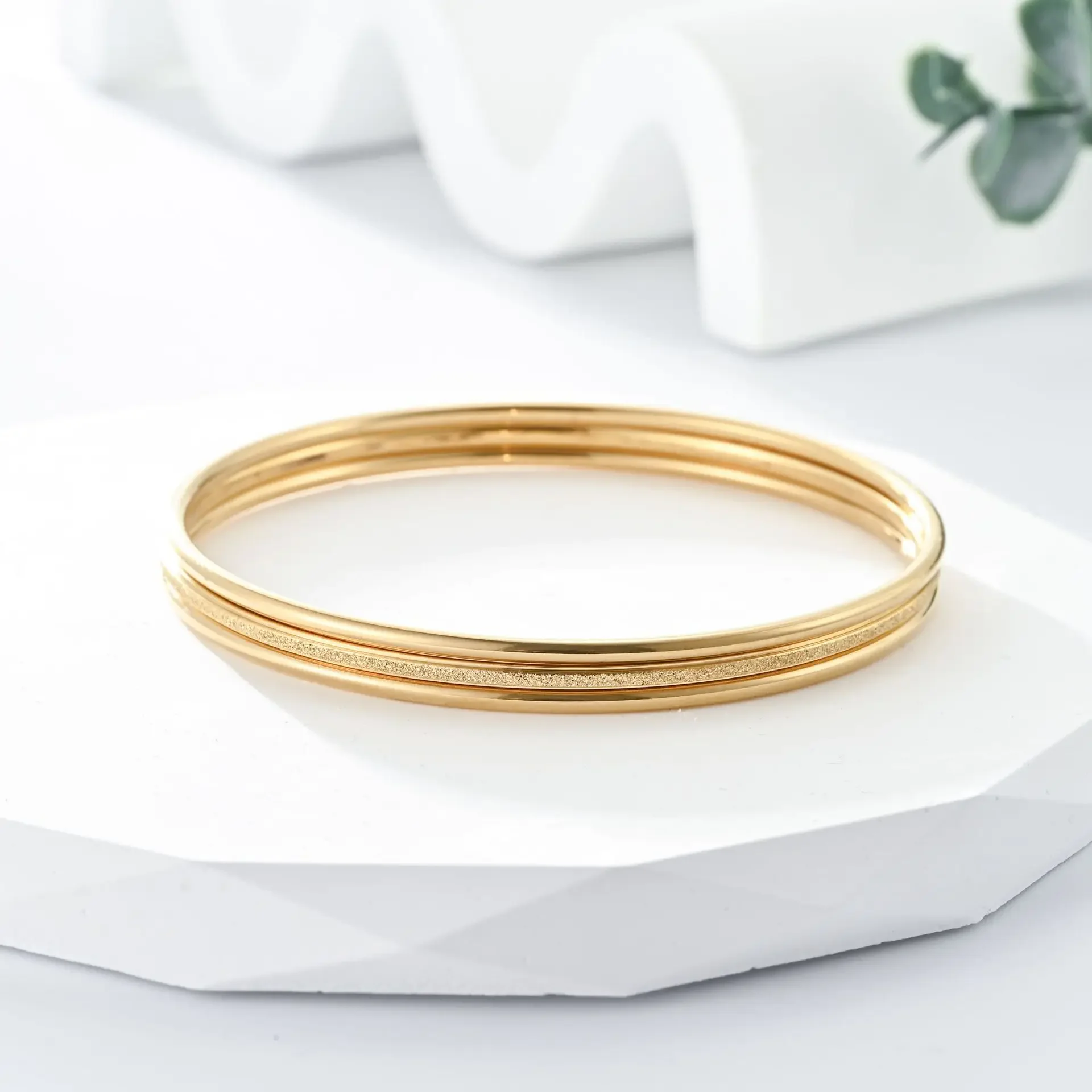 ゴールドアクセサリー 三重重ね巻き輝き加工バングル