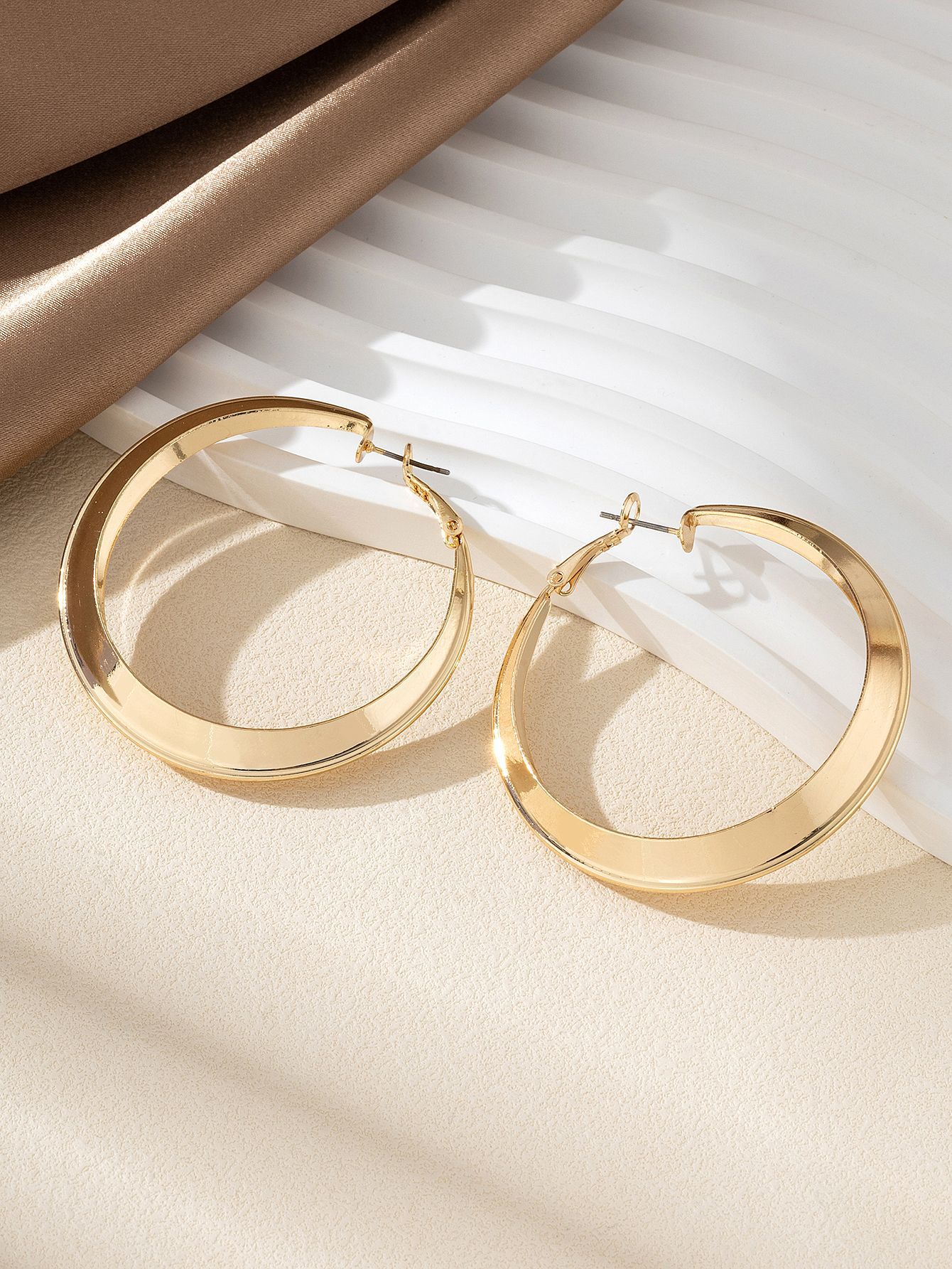 ゴールドアクセサリー 太軸ボリューム楕円輪っか型フープピアス