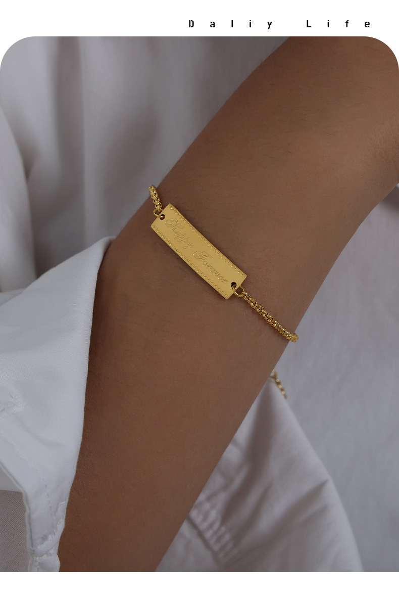 ゴールドアクセサリー 刻印プレート付き繊細チェーンブレスレット