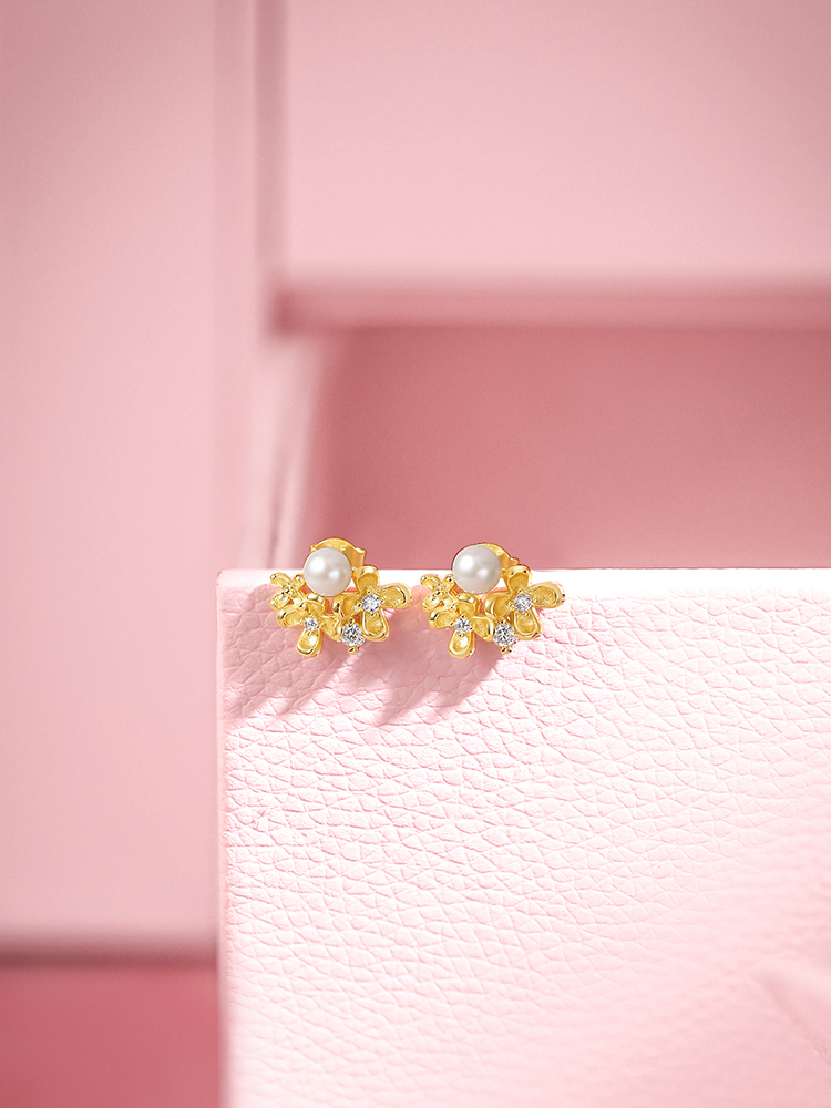 ゴールドアクセサリー 真珠と水晶の花飾りスタッドピアス