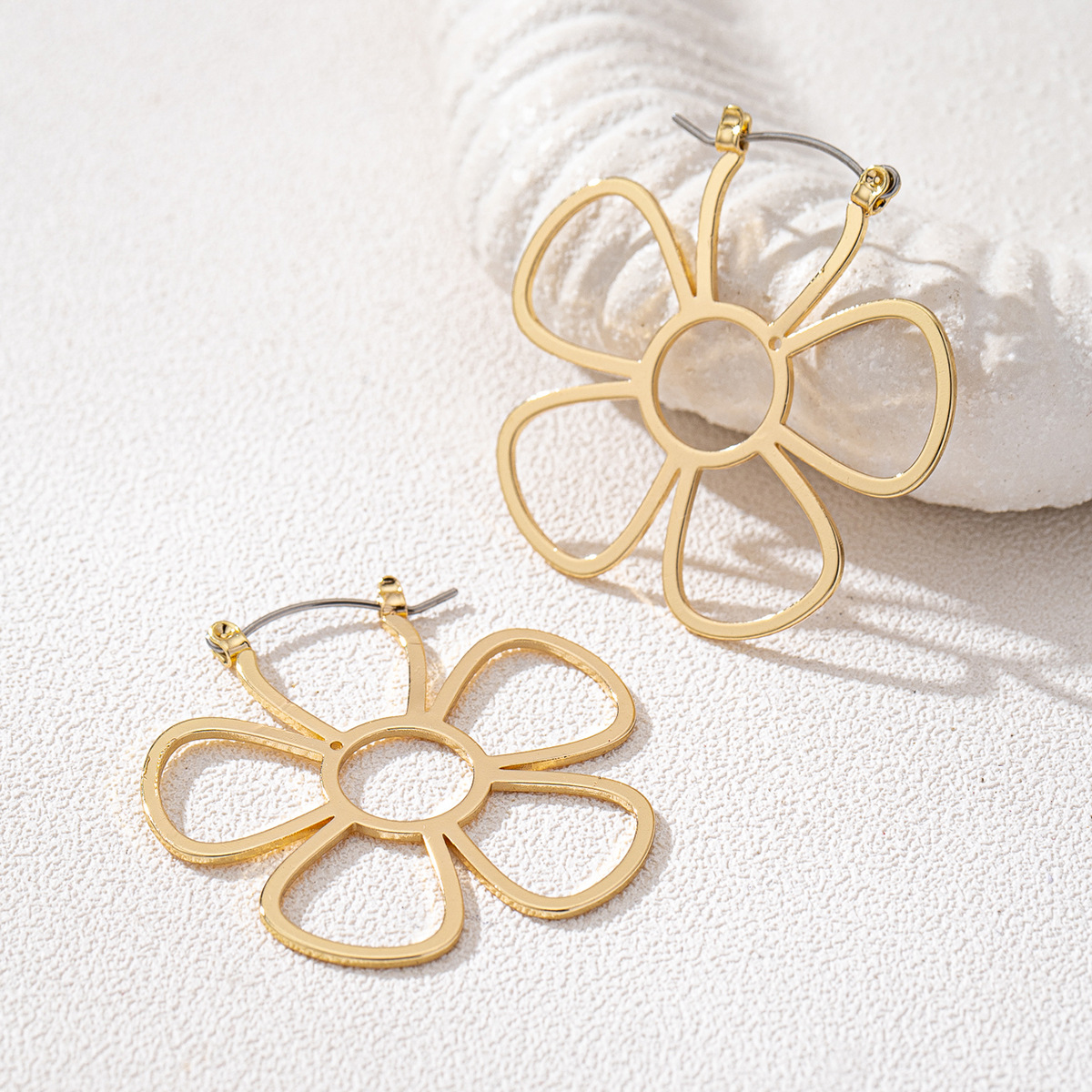 ゴールドアクセサリー 華やかフラワーモチーフフープピアス