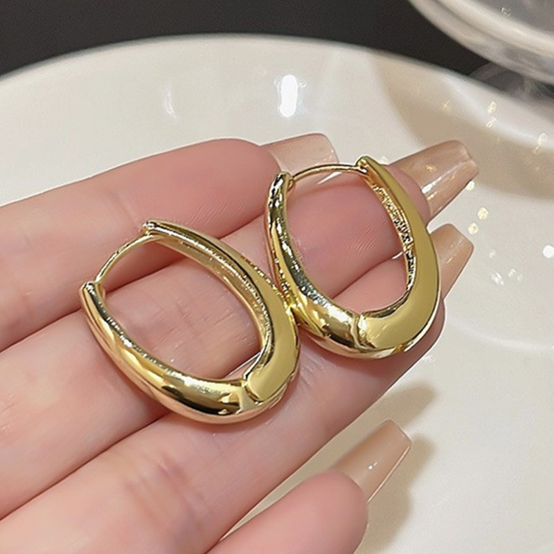 ゴールドアクセサリー 上品な楕円形フープピアス