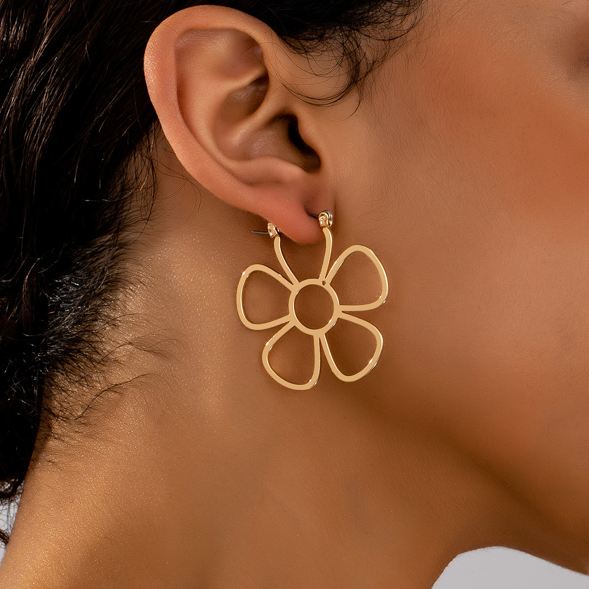 ゴールドアクセサリー 華やかフラワーモチーフフープピアス