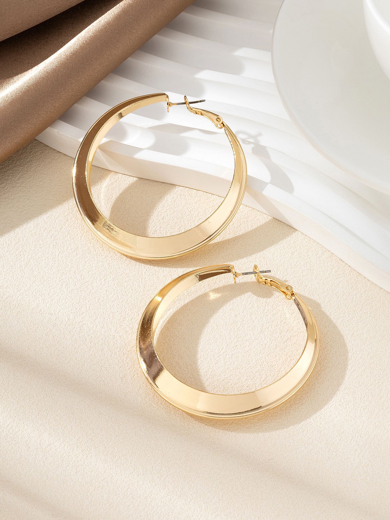 ゴールドアクセサリー 太軸ボリューム楕円輪っか型フープピアス