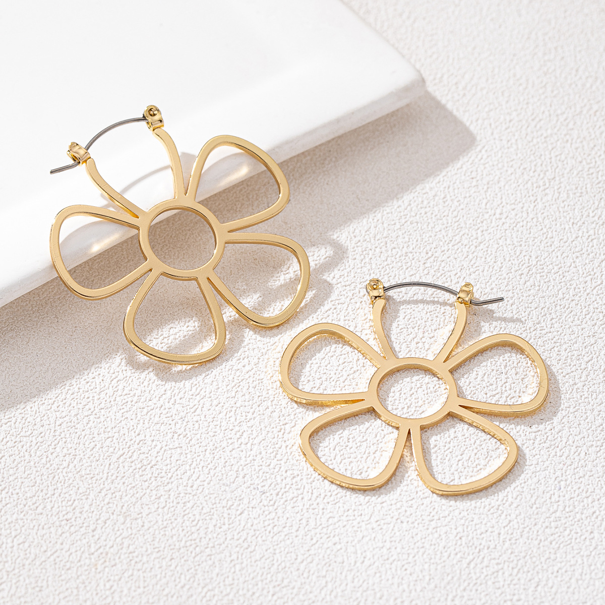 ゴールドアクセサリー 華やかフラワーモチーフフープピアス