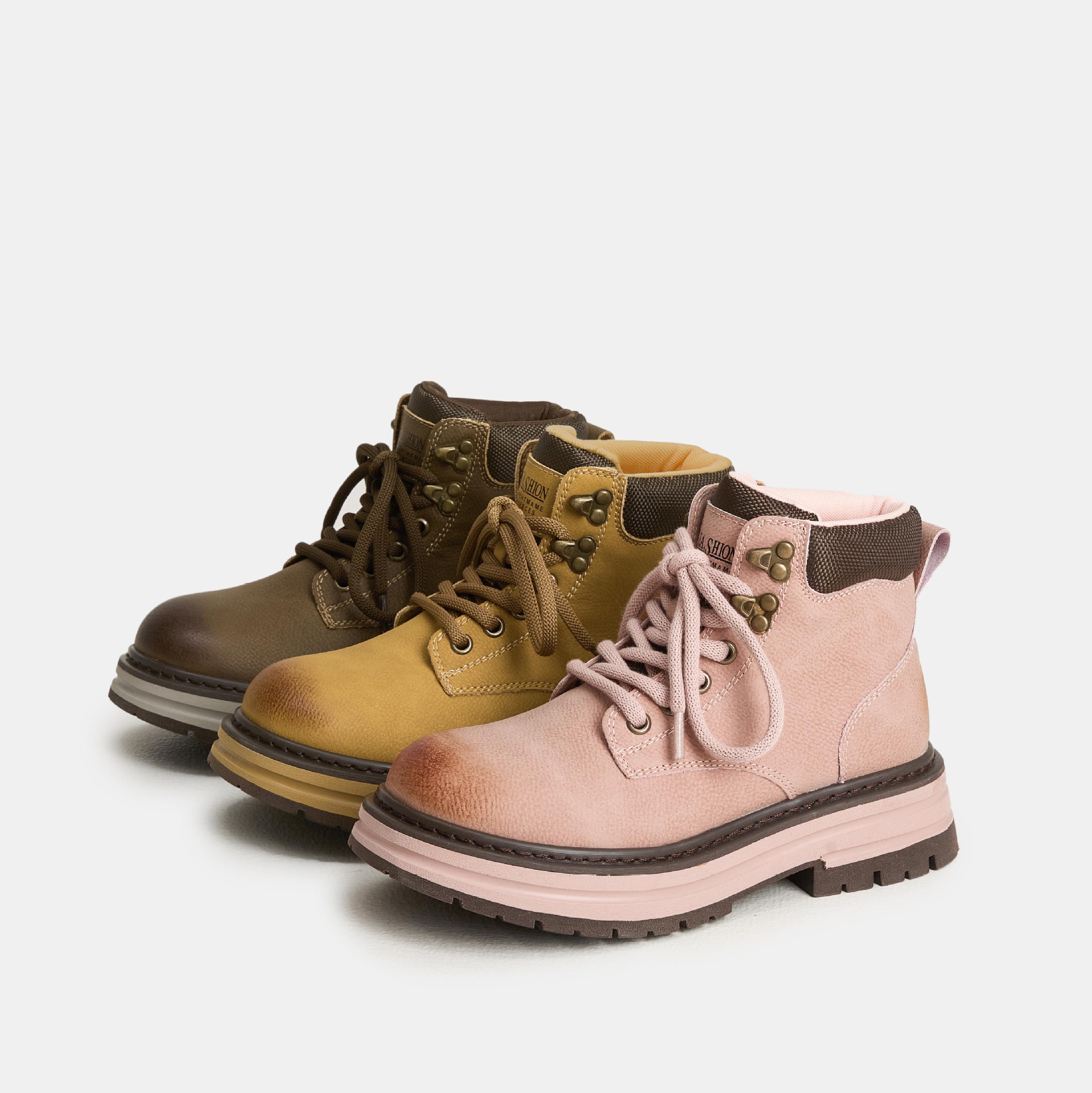 https://fulmo-img-server.com/gotsugotsu-shoes/a5b61926-f60b-4e08-9b87-9f9dce39ce2f.jpg
