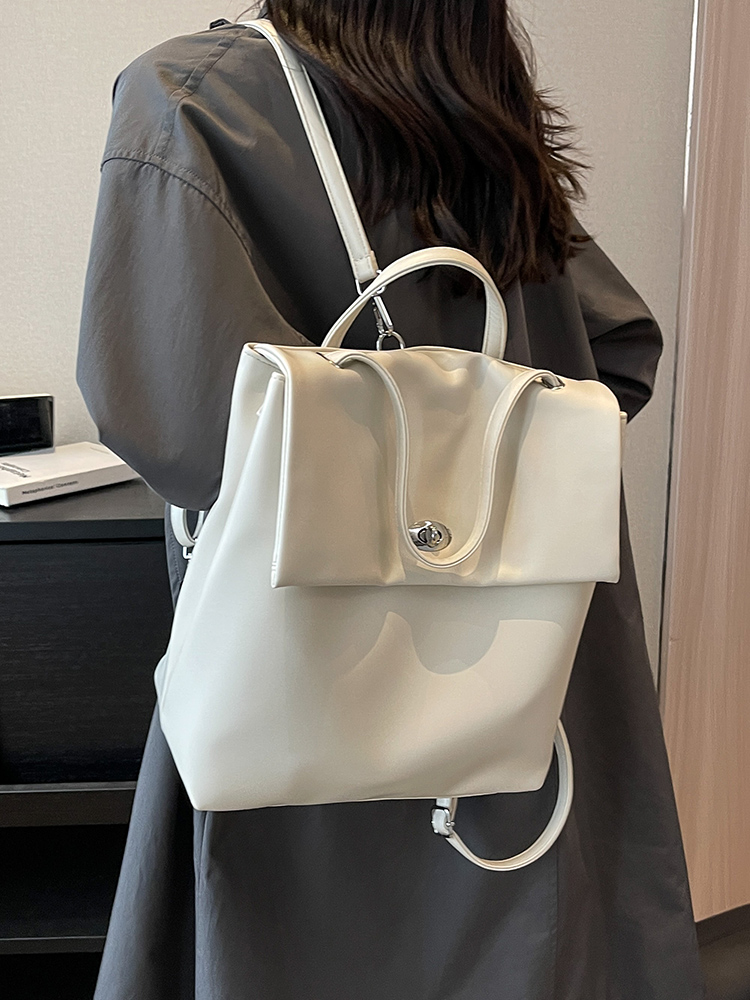 きれいめカジュアル 上品フラップ留め背負いかばん