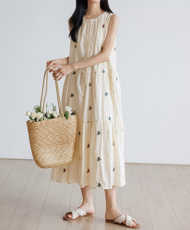 きれいめカジュアル 小花刺繍ティアードノースリーブワンピース
